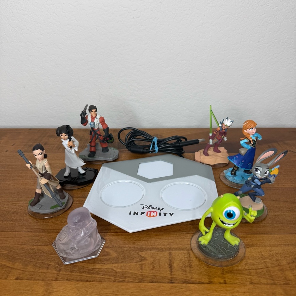 Disney Infinity Lot Of 8 Characters & Plus Portal Base for Xbox One INF-8032386